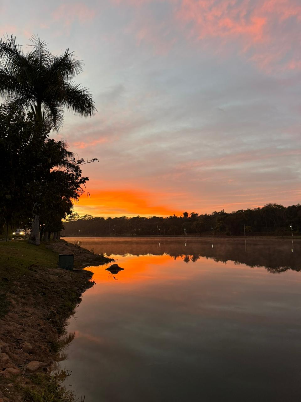 Nascer do sol refletido na lagoa