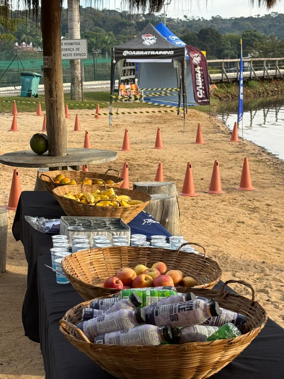 Mesa de hidrata&ccedil;&atilde;o e frutas do evento