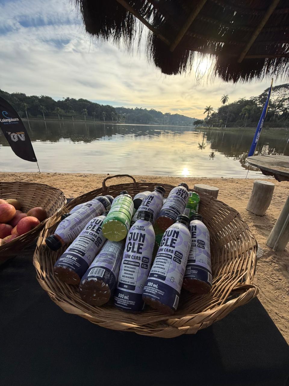 Bebidas esportivas na &aacute;rea de apoio com a lagoa ao fundo
