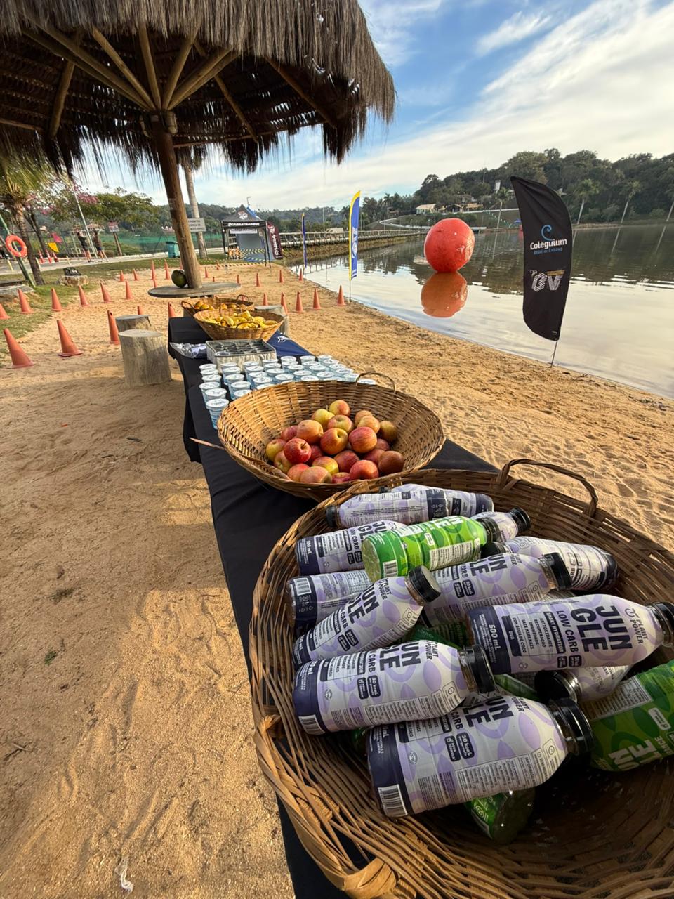 Estrutura de frutas e hidrata&ccedil;&atilde;o ao lado da lagoa