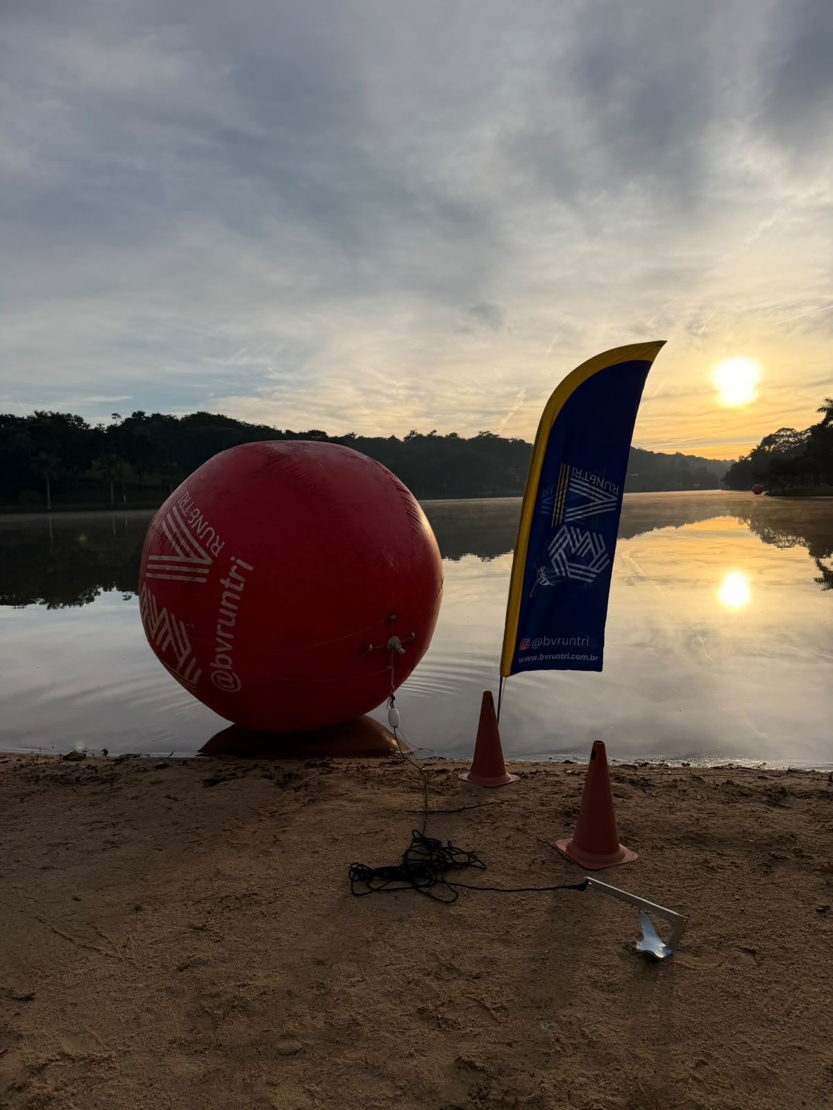 Estrutura de apoio na margem da lagoa