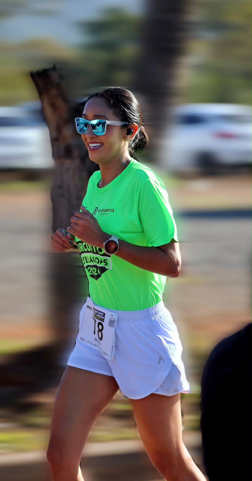 Atleta sorrindo durante o percurso