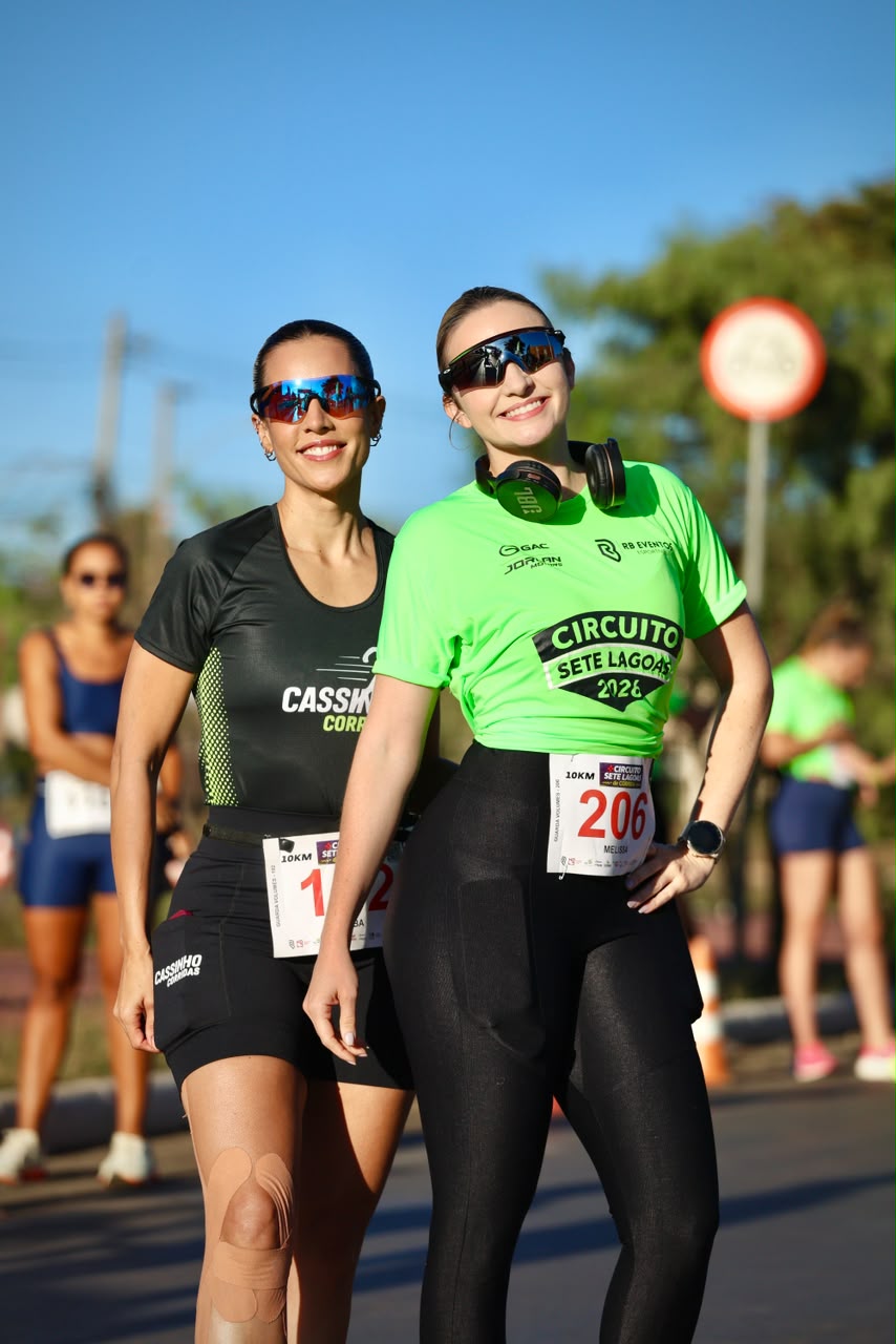 Duas atletas celebrando durante o Circuito Sete Lagoas
