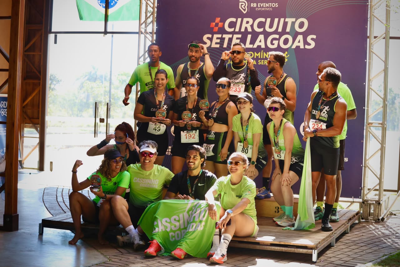 Equipe celebrando no pódio do Circuito Sete Lagoas