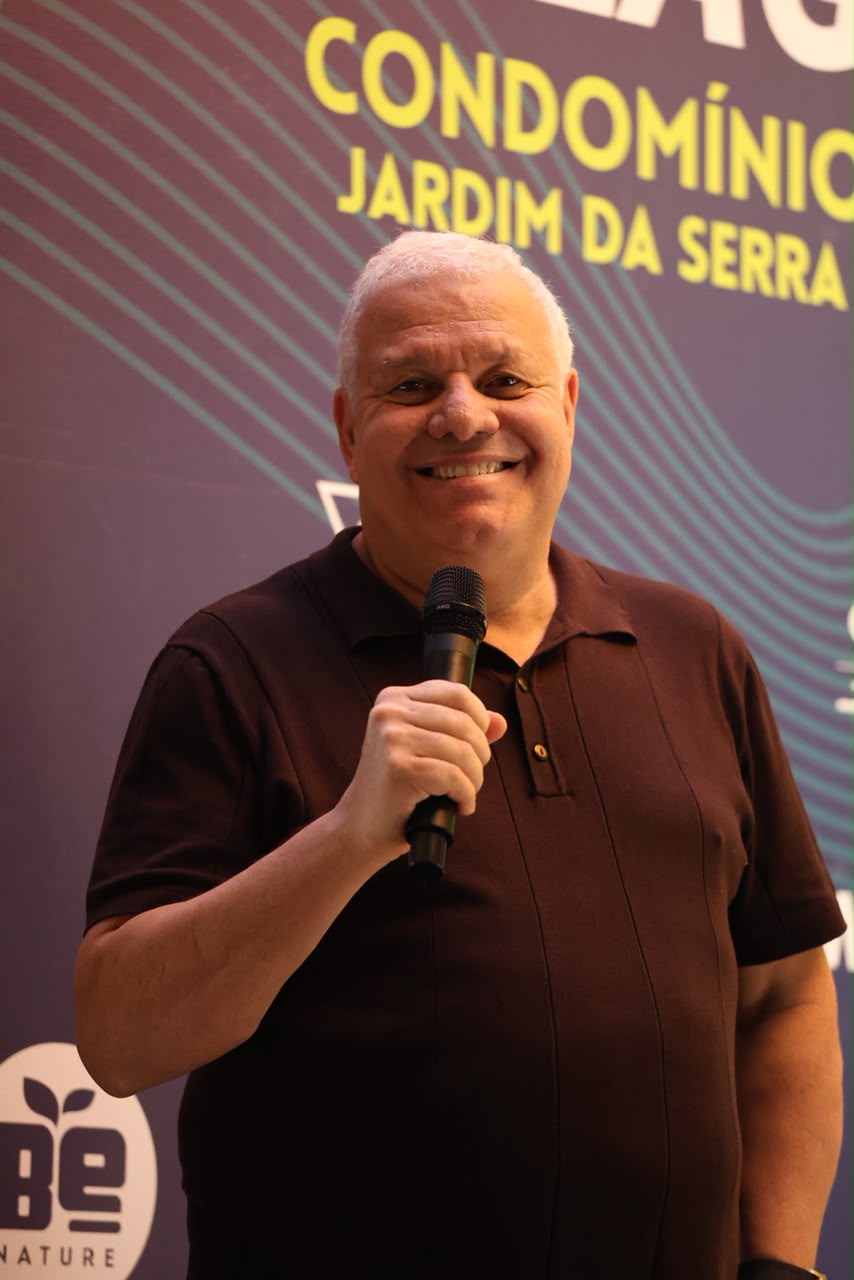 Apresentador conduzindo a cerimônia do evento