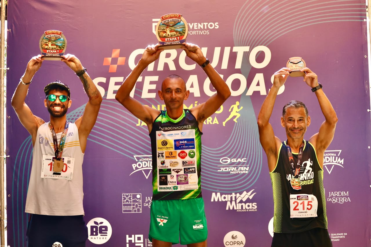Vencedores dos 10 km exibindo seus troféus