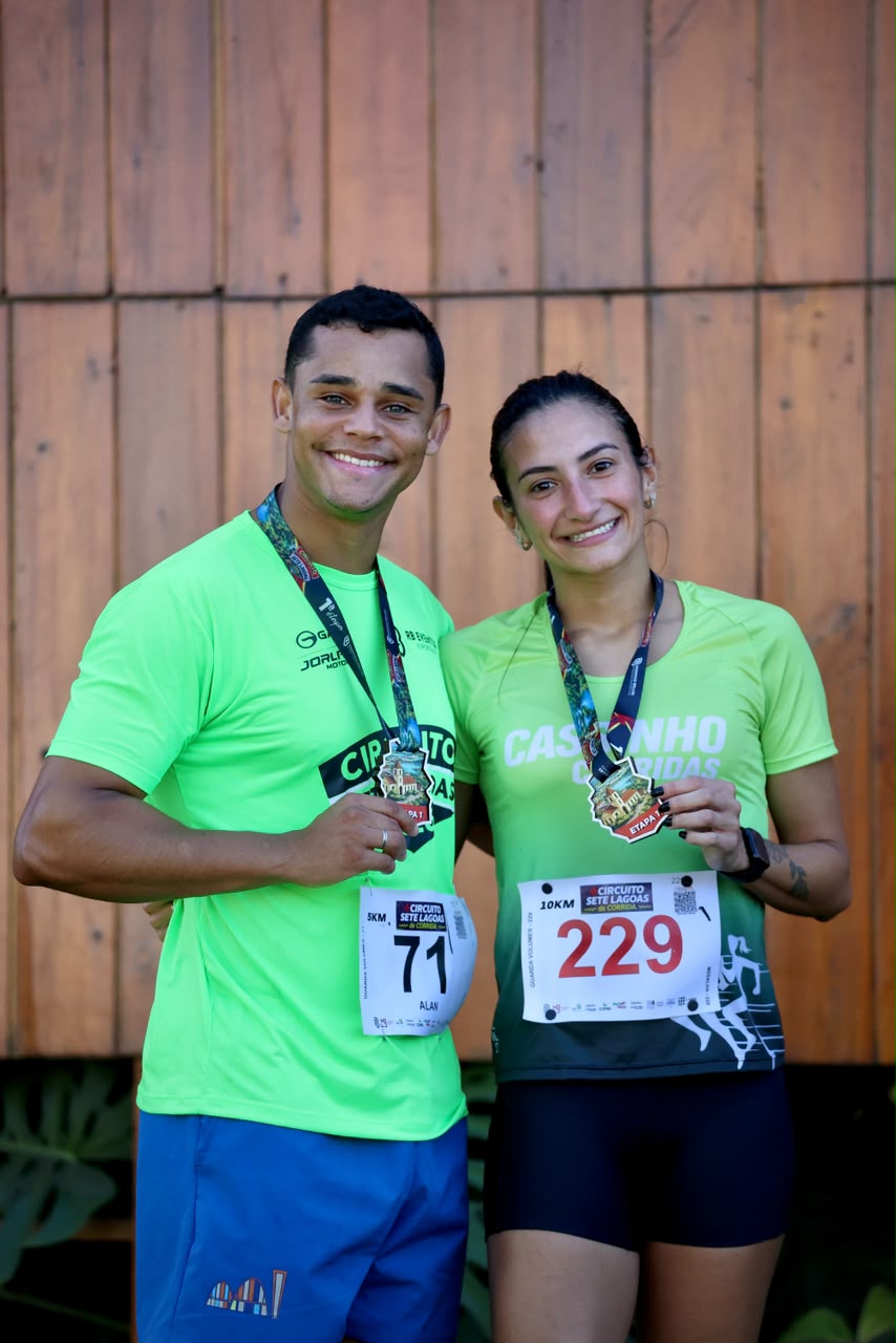 Dois atletas sorrindo com suas medalhas